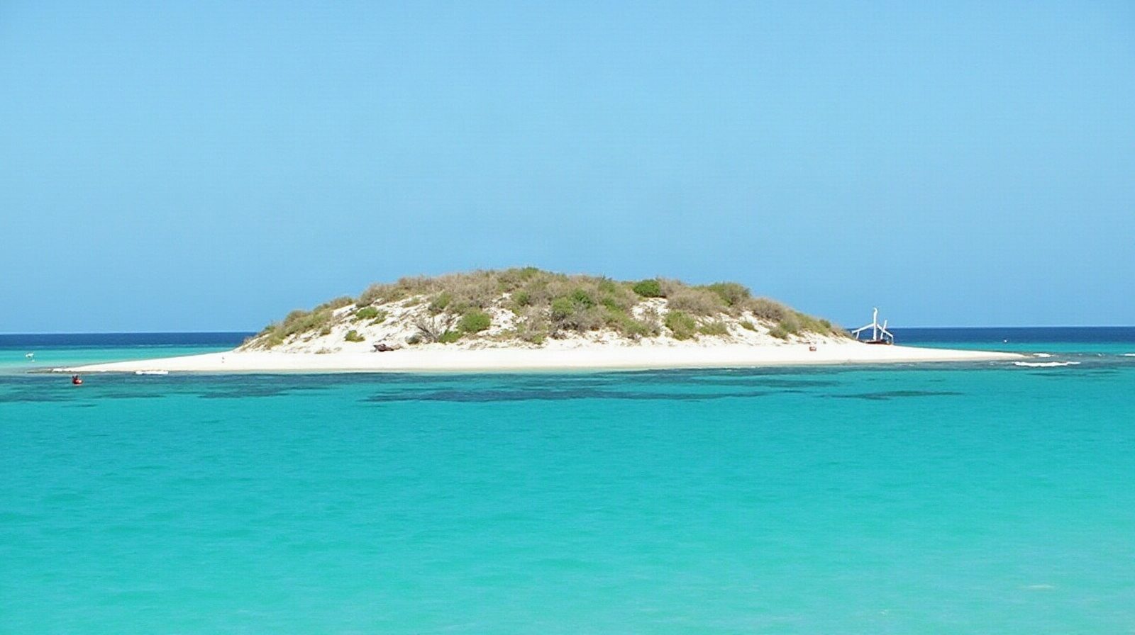 Un îlet corallien et son phare, vus depuis la mer