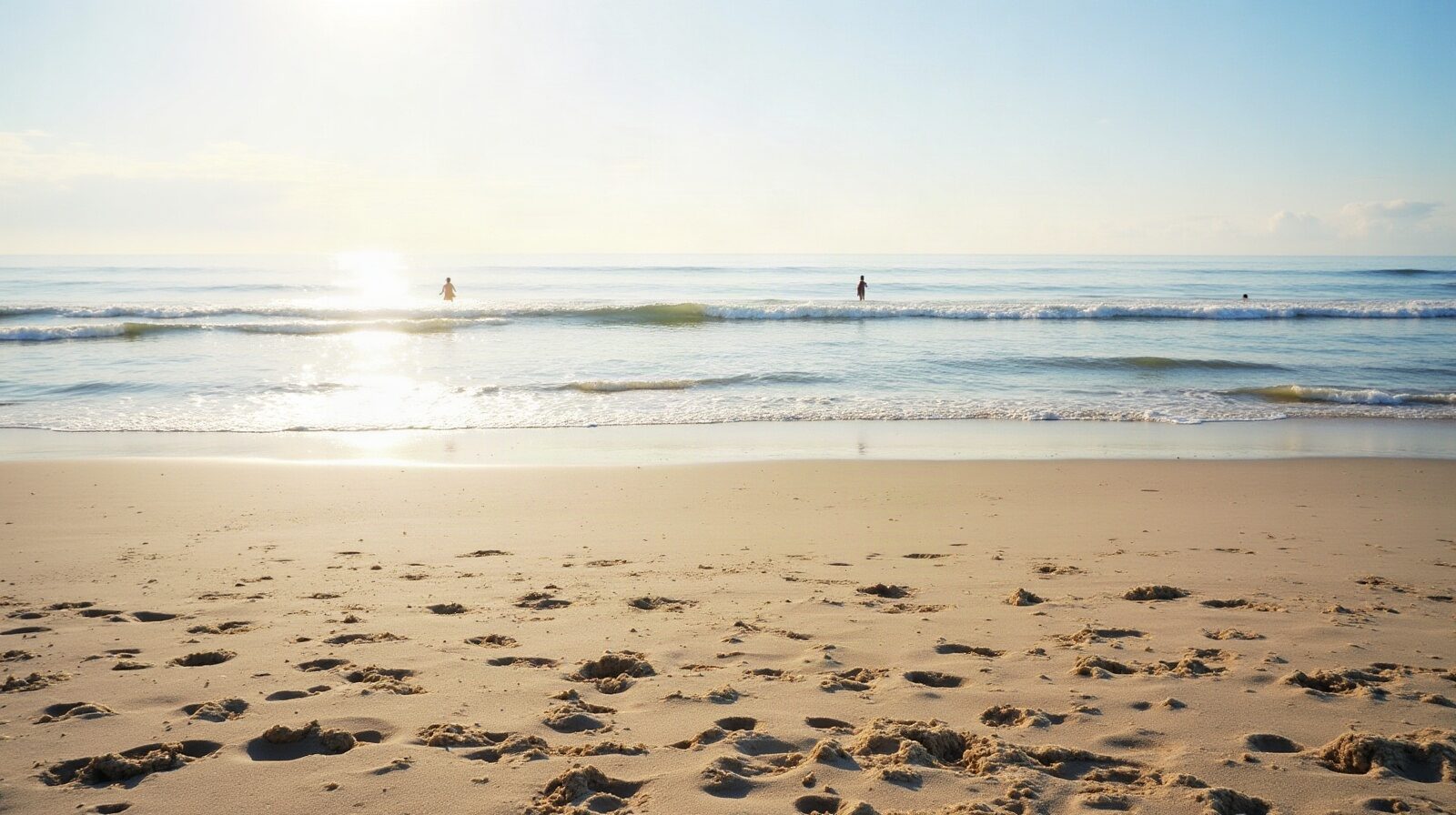 Une plage de sable clair en fin de journée